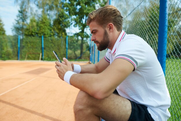 El hombre está teniendo una conversación por teléfono.