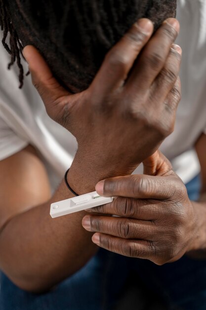 El hombre está triste después de su resultado positivo en una prueba de covid