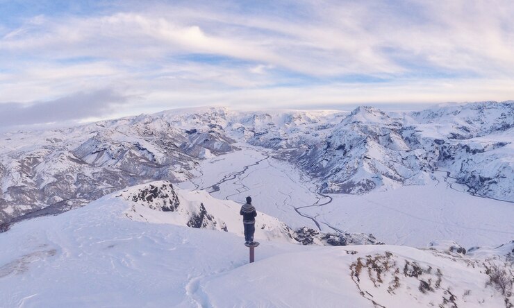 Hombre estar de pie, en, campo de nieve