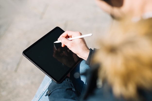 Foto gratuita hombre con estilo dibujando en tableta