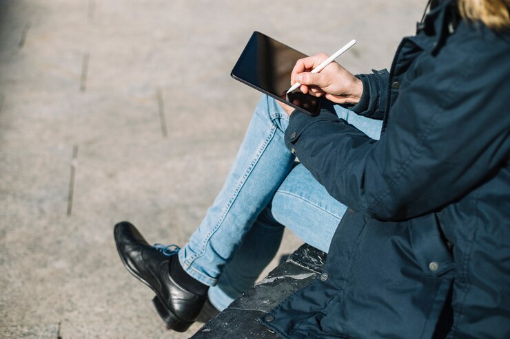 Foto gratuito hombre con estilo dibujando en tableta