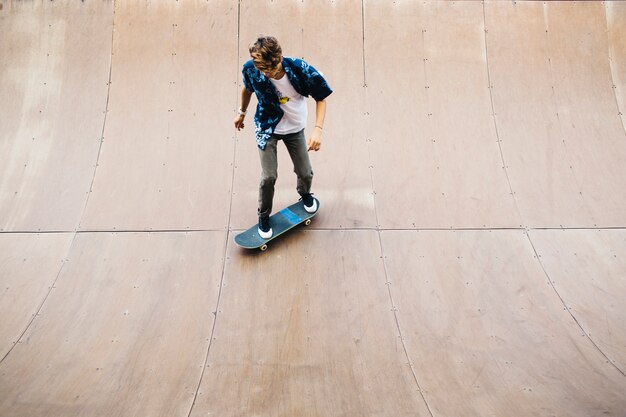 Hombre con estilo disfrutando del skate