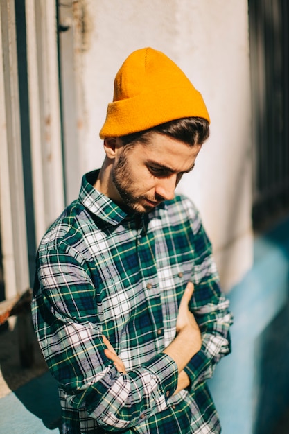 Hombre con estilo con gorro amarillo