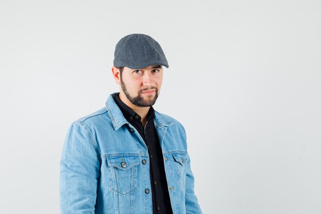 Foto gratuita hombre de estilo retro con chaqueta, gorra, vista frontal.