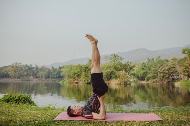 Hombre estirando en la naturaleza