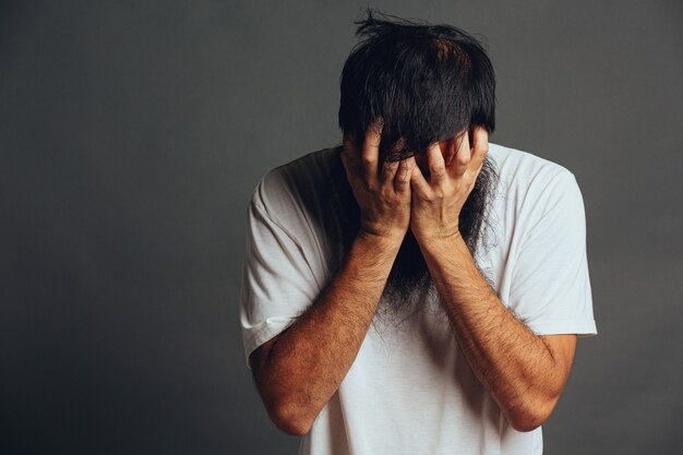 Foto gratuita el hombre se estresa y cubre su rostro con las manos