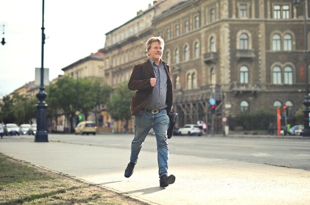 Hombre estresado corre por la calle