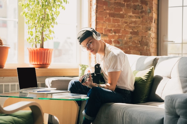 Hombre estudiando en casa durante cursos en línea o información gratuita por sí mismo