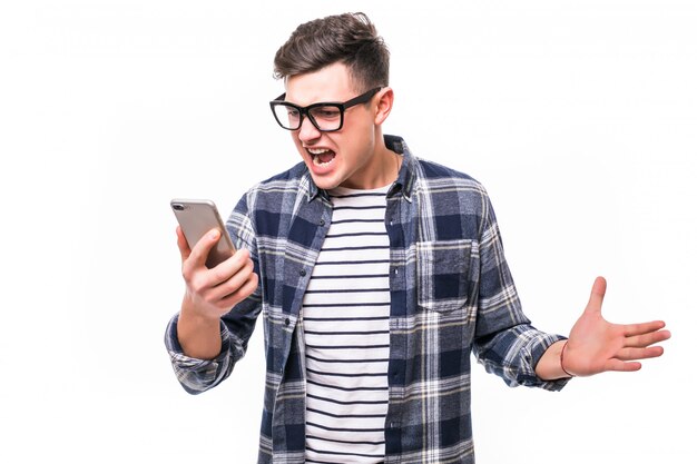 Hombre estudiante enojado gritando lentamente trabajando teléfono móvil