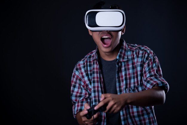 Hombre estudiante con gafas de realidad virtual, auriculares VR.