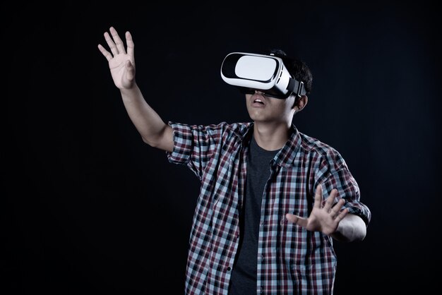 Hombre estudiante con gafas de realidad virtual, auriculares VR.
