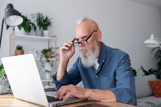 Hombre, estudiar, con, computador portatil, plano medio