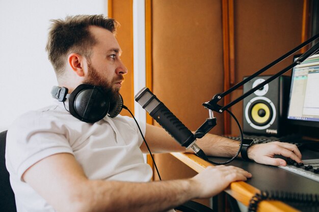 Hombre en un estudio de grabación, producción musical.