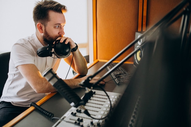 Hombre en un estudio de grabación, producción musical.