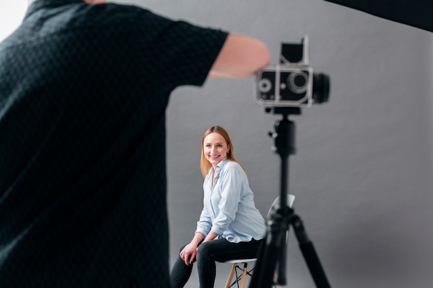 Foto gratuita hombre en un estudio trabajando en su pasión y modelo.