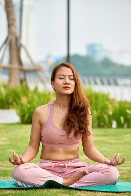 Hombre étnico enfocado meditando al aire libre