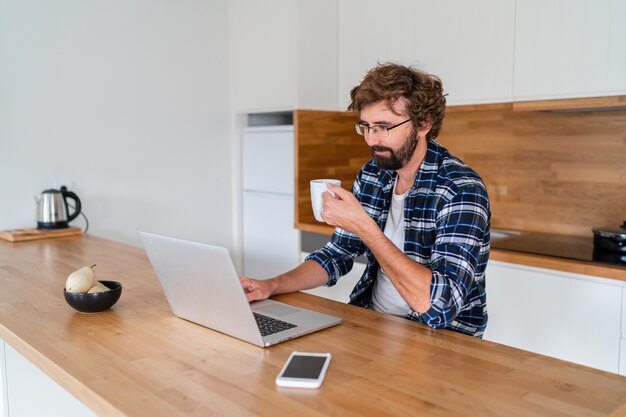 Hombre europeo con barba en camisa a cuadros