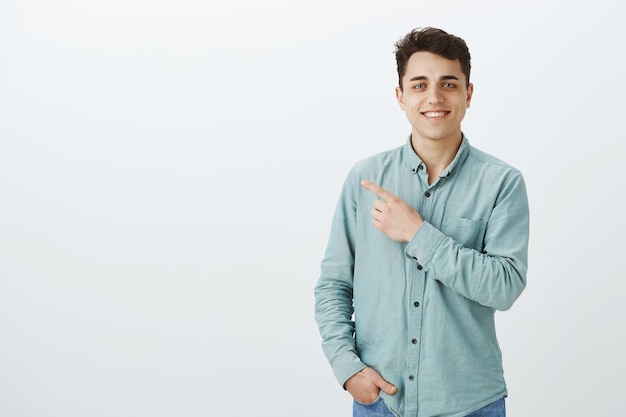 Hombre europeo feliz seguro de sí mismo en camisa de moda