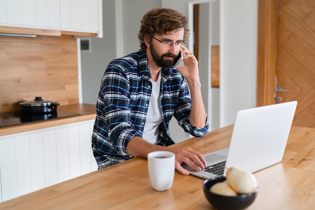 Hombre europeo trabaja desde casa