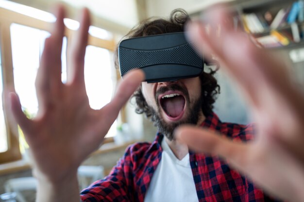 hombre excitado mediante auriculares de realidad virtual