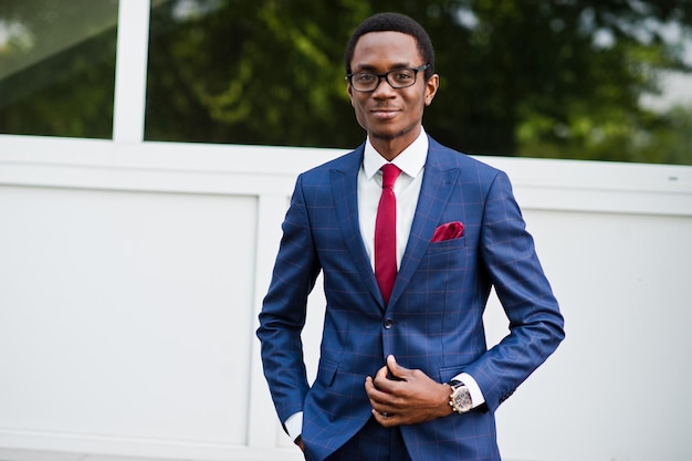 Hombre de éxito feliz afroamericano en traje y gafas Hombre de negocios negro