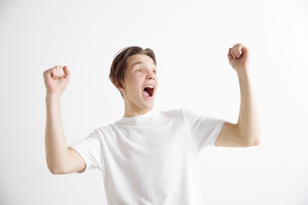 Hombre de éxito ganador feliz extático celebrando ser un ganador. Imagen dinámica enérgica del modelo masculino