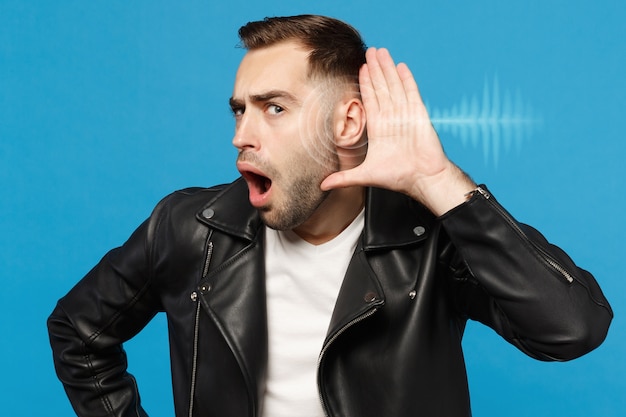 Hombre experimentando problemas de audición plano medio