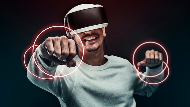 Foto gratuita hombre experimentando tecnología de entretenimiento de simulación de realidad virtual