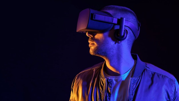 Hombre experimentando tecnología de realidad virtual