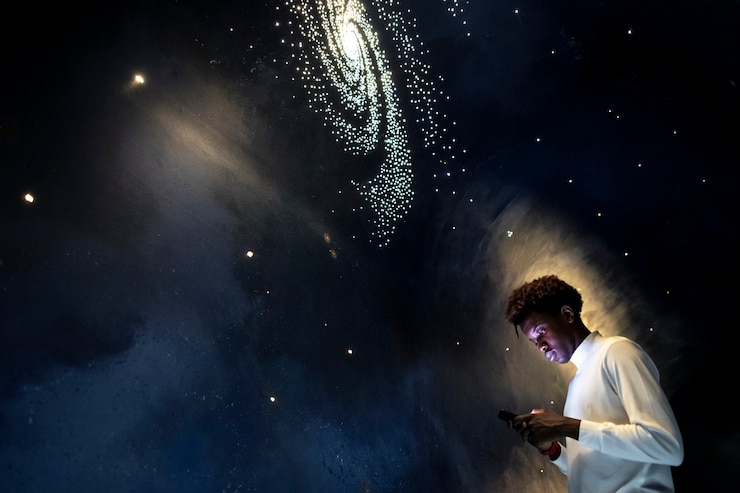 Foto gratuito hombre experimentando el universo en un planetario.