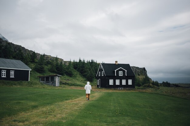 El hombre explora el paisaje tradicional islandés