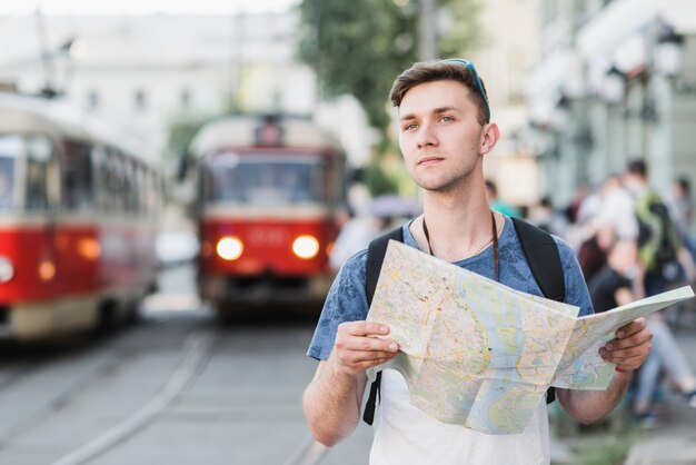 Hombre explorando la ciudad con mapa