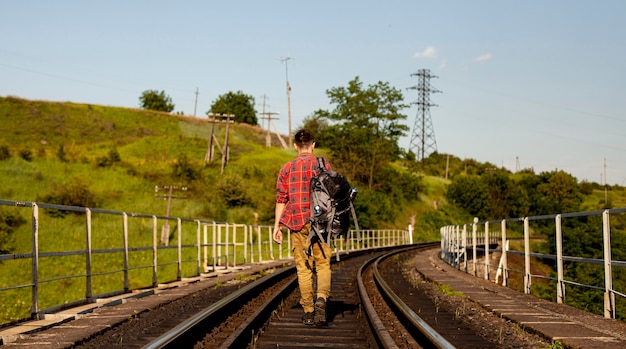 Foto gratuita hombre explorando ferrocarril