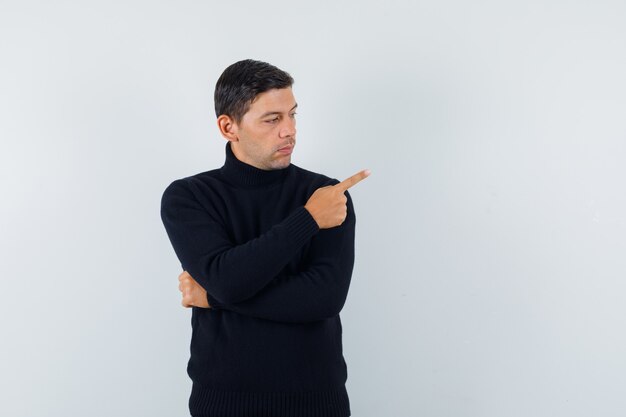 Un hombre expresivo está posando en el estudio.