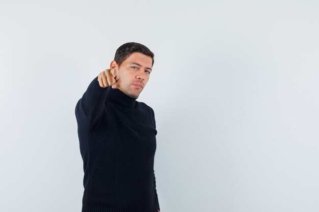 Un hombre expresivo está posando en el estudio.