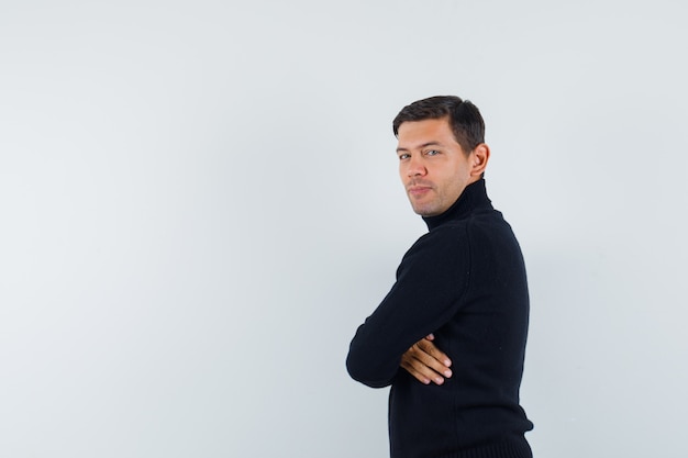 Un hombre expresivo está posando en el estudio.