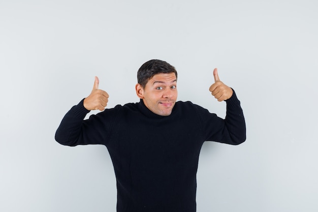 Un hombre expresivo está posando en el estudio.