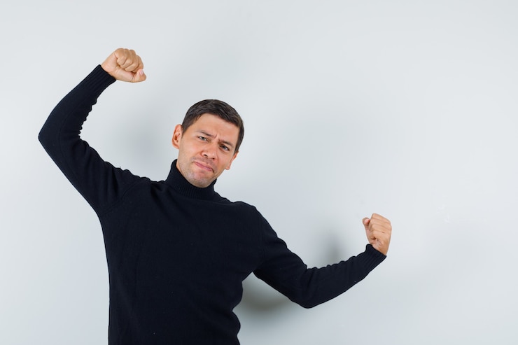 Foto gratuito un hombre expresivo está posando en el estudio
