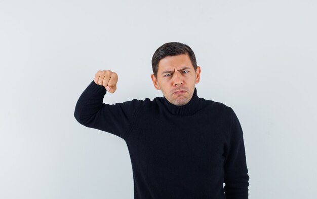 Un hombre expresivo está posando en el estudio.