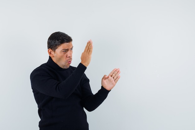 Un hombre expresivo está posando en el estudio.