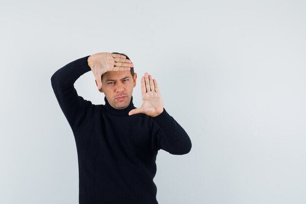 Un hombre expresivo está posando en el estudio.