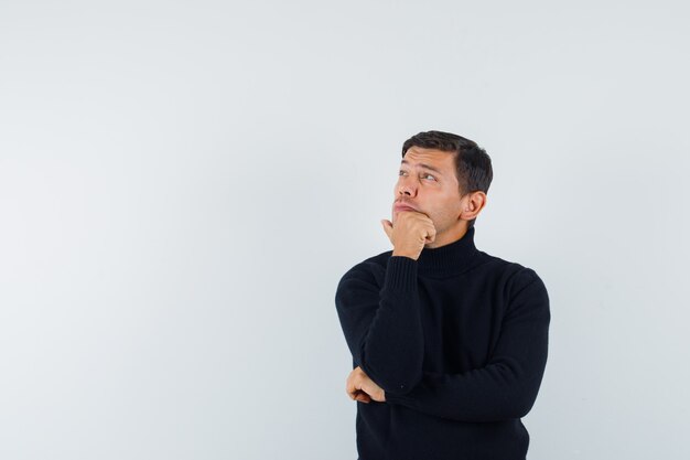 Un hombre expresivo está posando en el estudio.