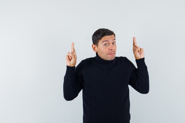 Un hombre expresivo está posando en el estudio.