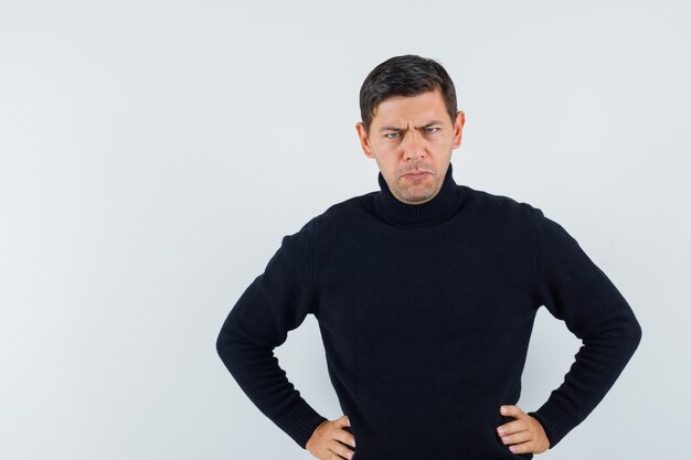 Un hombre expresivo está posando en el estudio.