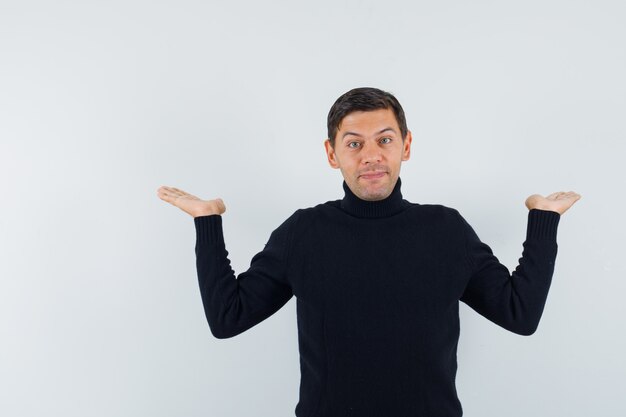 Un hombre expresivo está posando en el estudio.