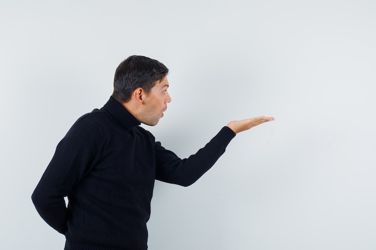 Foto gratuito un hombre expresivo está posando en el estudio