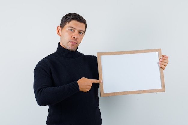 Un hombre expresivo está posando en el estudio.