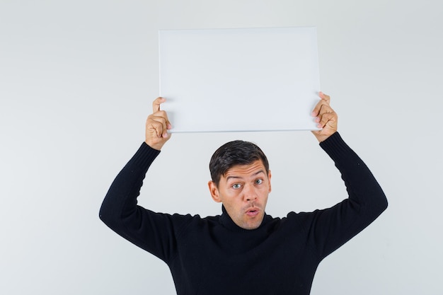 Un hombre expresivo está posando en el estudio.