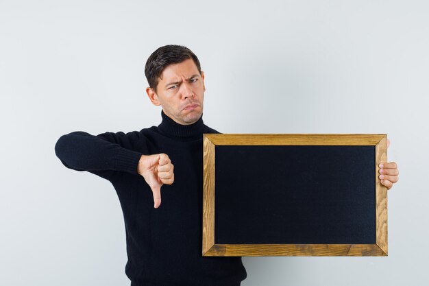 Un hombre expresivo está posando en el estudio.