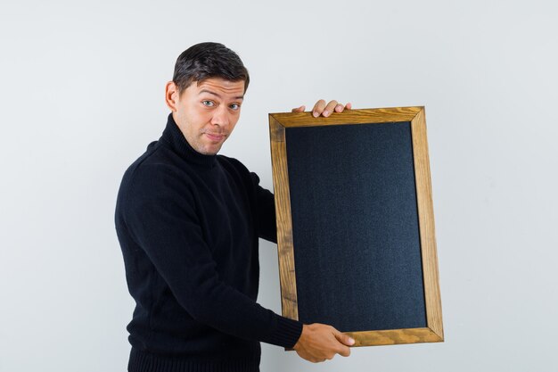 Un hombre expresivo está posando en el estudio.